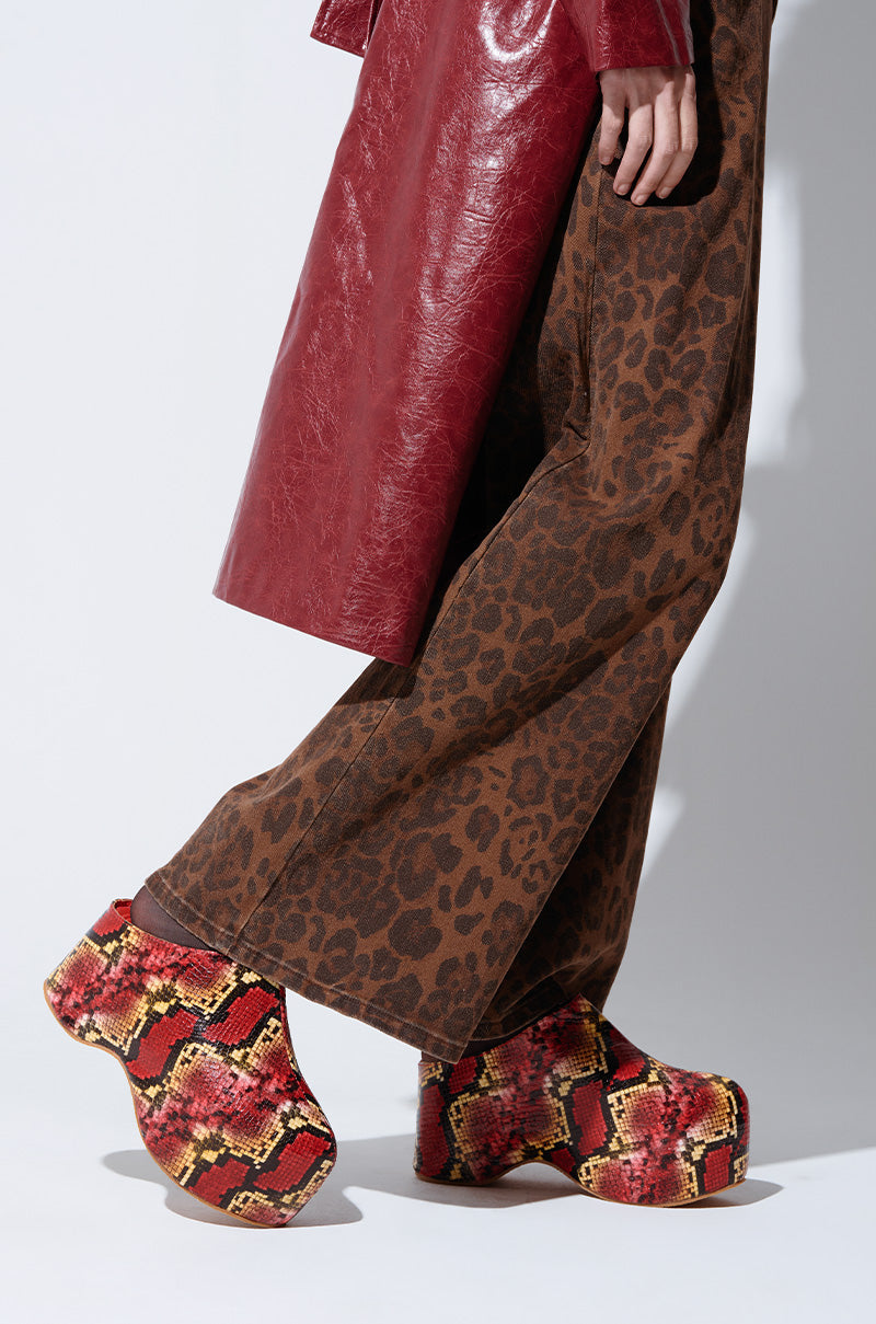 AZALEA WANG “TEATREE” Red Snake Flatform Clogs
